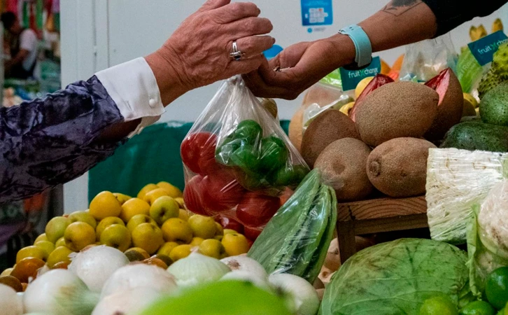 ¡Carísima! La canasta básica está en más de 2 mil pesos