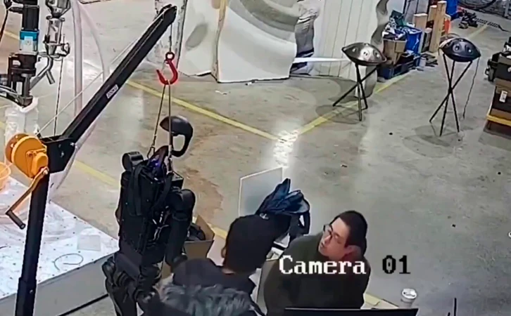 Robot humanoide ataca a trabajadores
