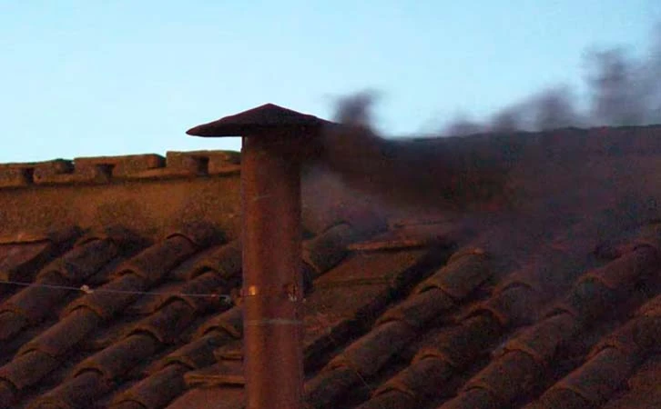 Humo negro se eleva sobre la Capilla Sixtina en primer día de cónclave
