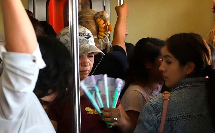 Metro arde, usuarios enfrentan altas temperaturas y aglomeraciones