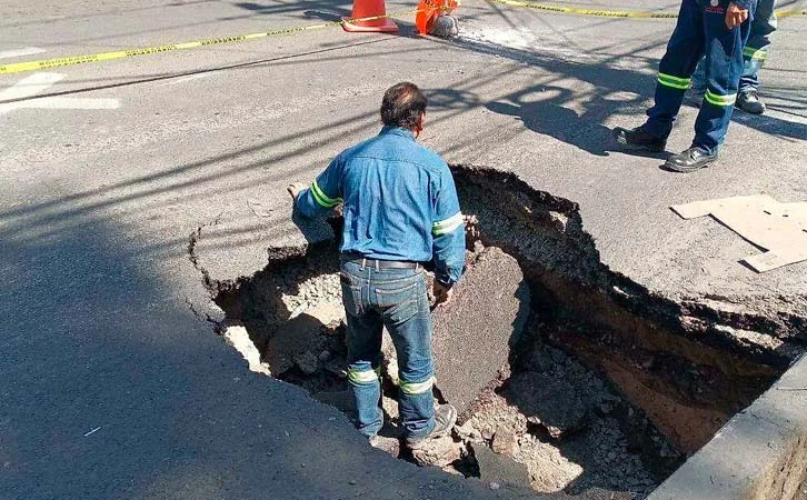 Cierran carretera el Hidalgo por socavón