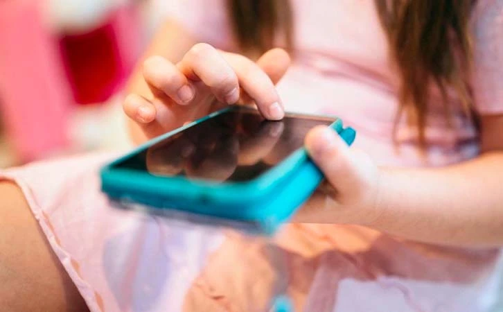 Detienen a sujeto acusado de abusar de menores con engaños en redes sociales