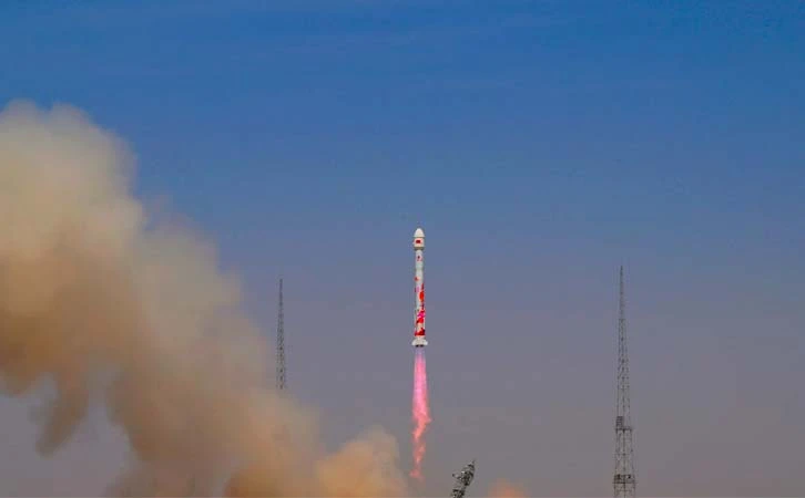 China lanza 12 satélites para la creación de una supercomputadora