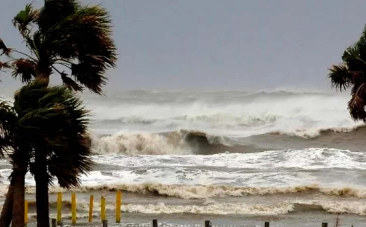 Alerta en Oaxaca, Guerrero y Michoacán por posible huracán
