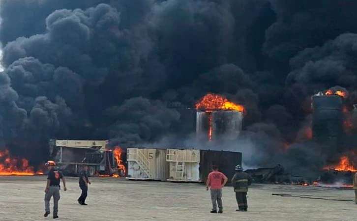Incendio en Cadereyta consume 100 mil litros de combustible