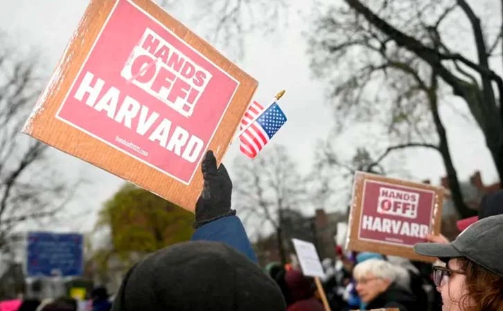 Harvard demanda a administración de Trump, defiende a estudiantes internacionales