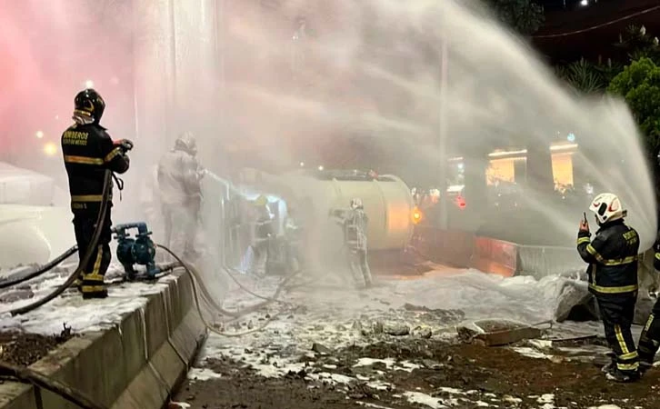 Vuelca pipa de Pemex en Periférico Sur; caos vial supera las 10 horas