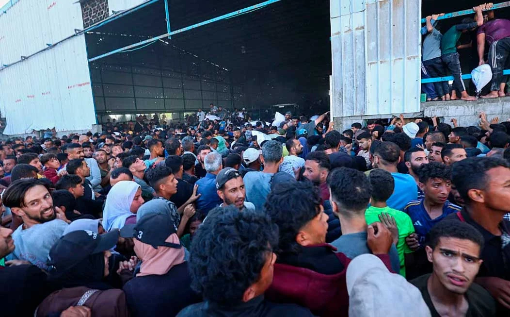 Palestinos hambrientos irrumpen en almacén; Israel realiza disparos