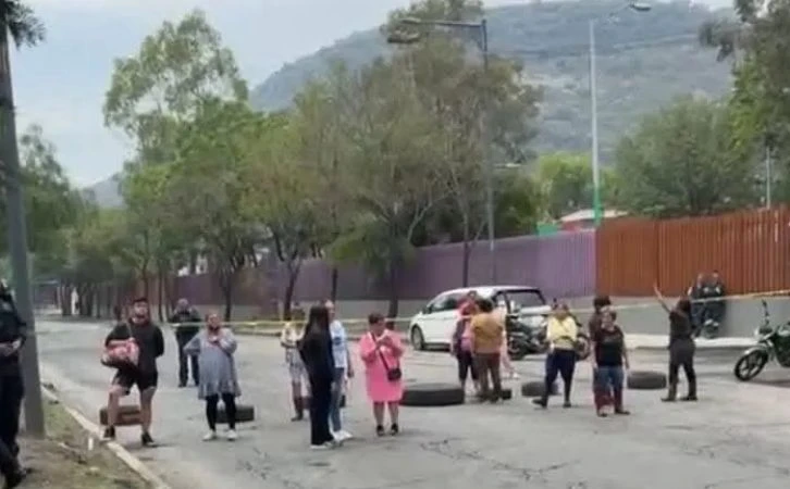 Vecinos de Iztapalapa bloquean Calzada Ignacio Zaragoza