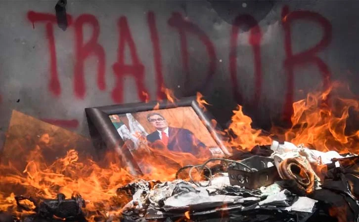 CNTE irrumpe sede del SNTE y provoca incendio