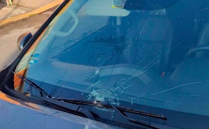 Lanzan objetos a autos en plena vía para forzar detenciones: Nuevo modus operandi