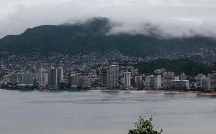 Bárbara se intensifica a Huracán categoría 1, colapsa aguas negras en Acapulco
