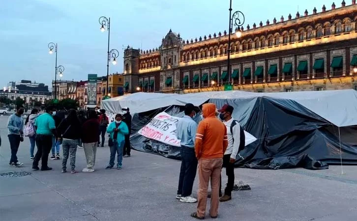 Ocupan Zócalo capitalino normalistas de Chiapas