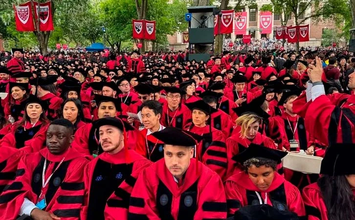 Respaldan 12 mil exalumnos de Harvard demanda contra Trump