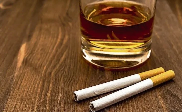 Cigarros, alcohol y azúcar: nuevo foco fiscal para "rescatar" al sistema de salud