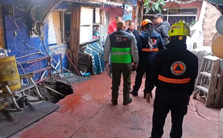 Vecinos culpan a obras del Cablebús por socavón en Miguel Hidalgo