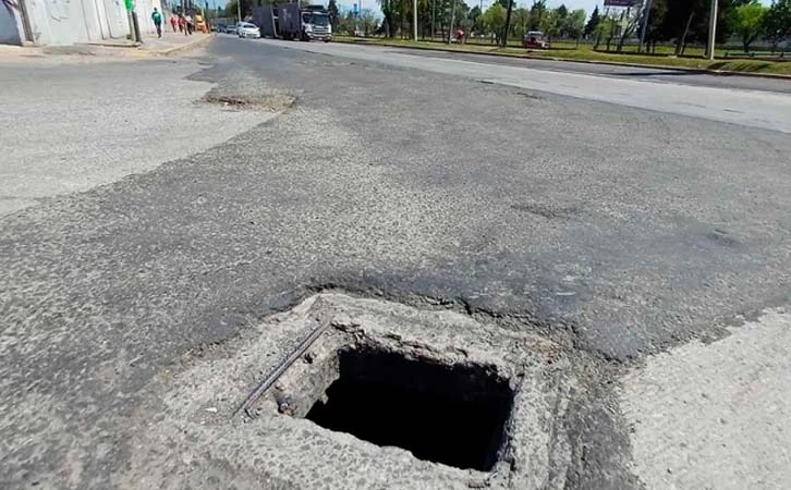 Vecinos mexiquenses alertan sobre riesgo en la vía Paseo Tollocan
