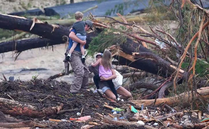 Aumenta a 104 el número de fallecidos por inundaciones en Texas