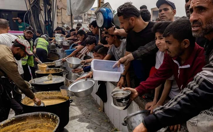 Mientras buscan comida, palestinos son atacados por Israel
