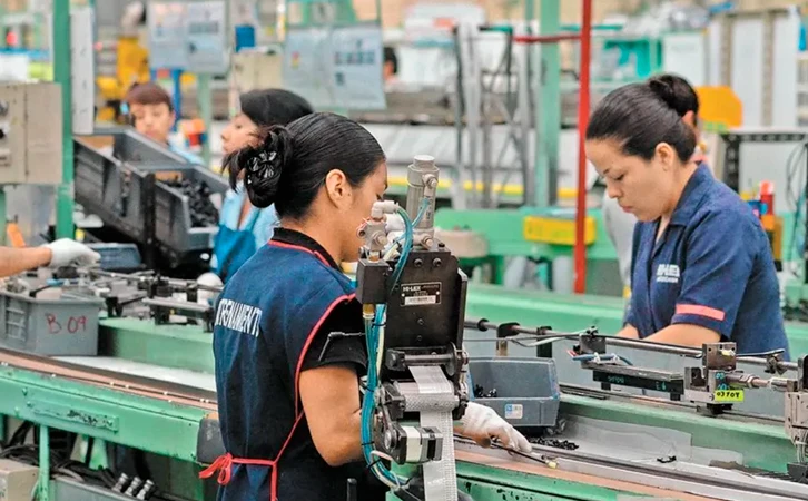 Industria manufacturera hila 27 meses con pérdida de empleos