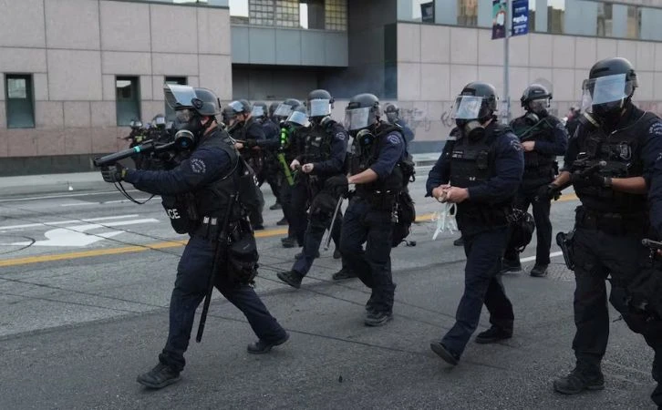 Explota centro de entrenamiento policial de Los Ángeles, hay 3 muertos