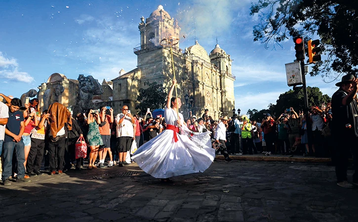 Guelaguetza 2025: tradición comprada, gente excluida