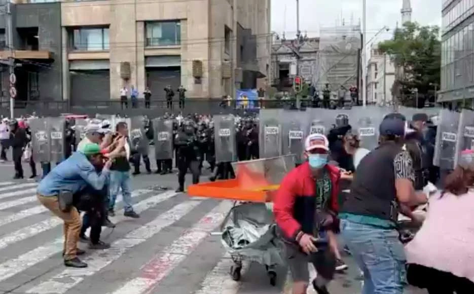 Policías se enfrentan a comerciantes en villa navideña