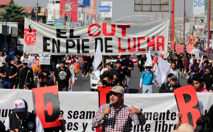 Por aulas, seguridad y servicios, marchan estudiantes en Ixtapaluca, Edomex