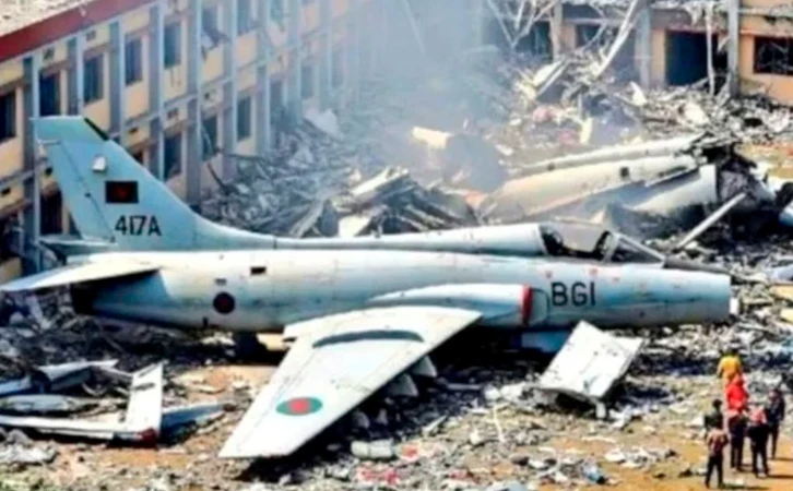 Avión militar cae sobre escuela en Bangladésh y deja 18 muertos