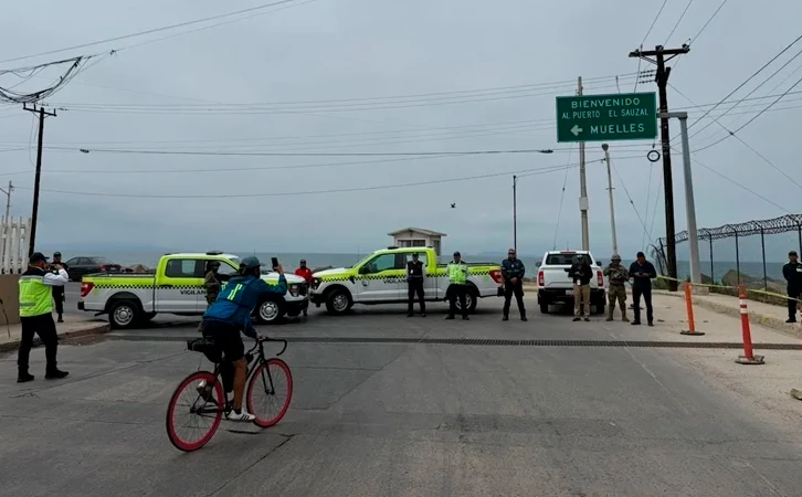 Frenan militares a ciclistas que se oponen a ampliación de puerto en Ensenada