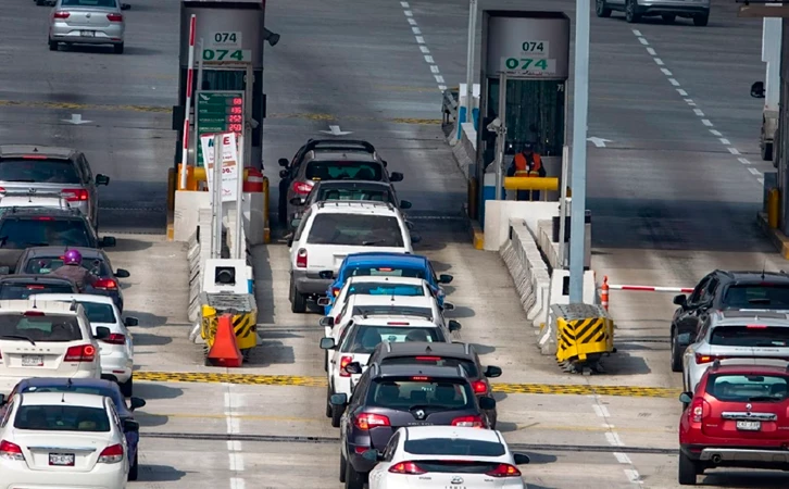 Transportistas bloquean casetas que conducen a la CDMX