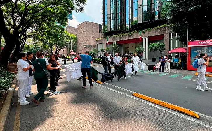 Policías reprimen a médicos y enfermeras frente al IMSS Bienestar