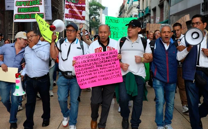 Tras cinco horas de protesta, locatarios y tianguistas rechazan diálogo con legisladores