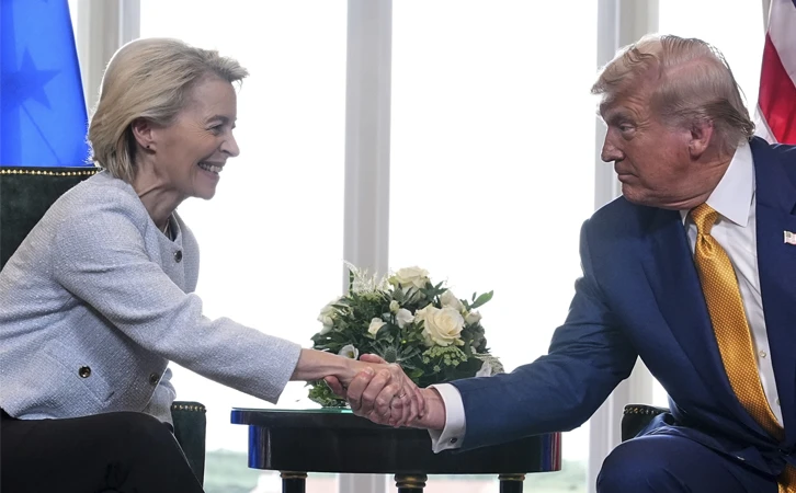 Frenan guerra comercial: Trump firma acuerdo con la Unión Europea