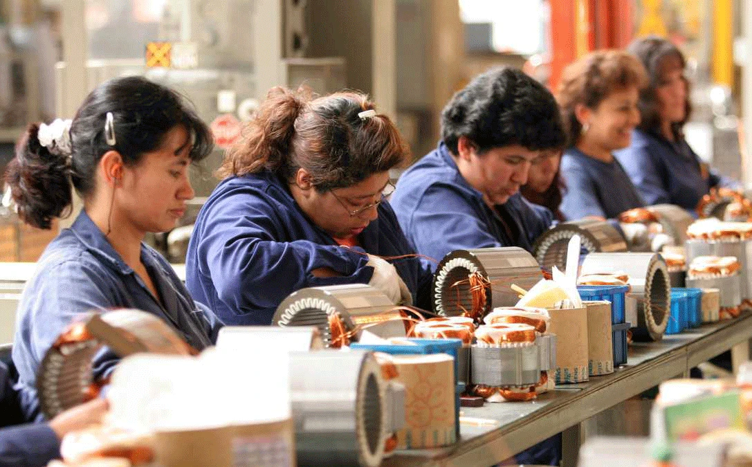 Hombres ganan 4,111 pesos más que las mujeres: Inegi