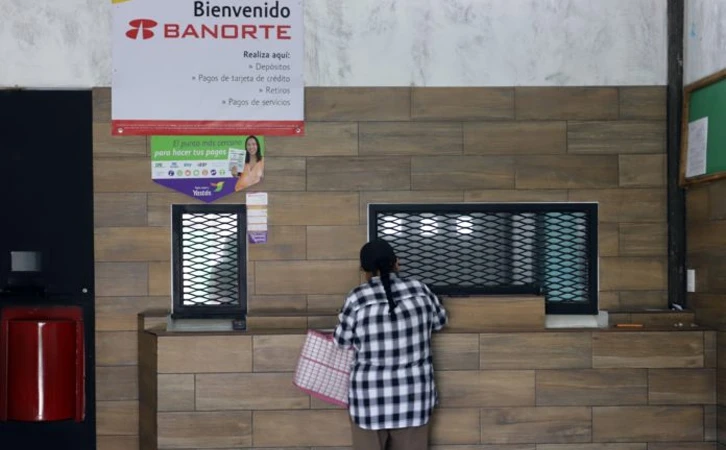 México recibe menos remesas: Banxico reporta caída histórica