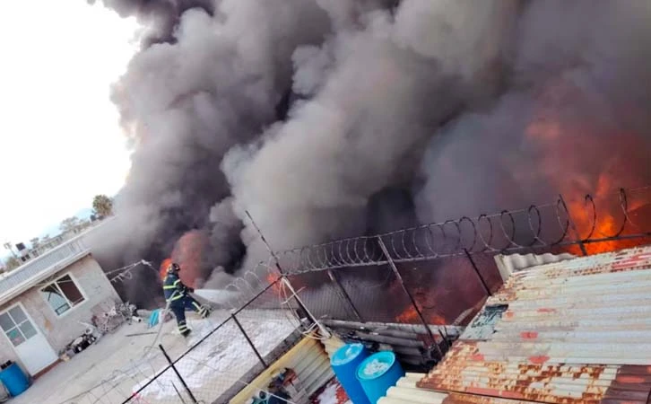Incendio en fábrica de colchones moviliza a cuerpos de emergencia en Iztacalco