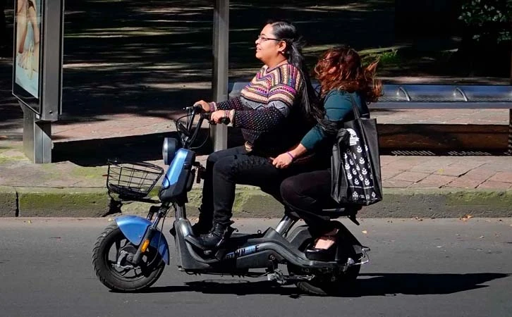 ¡Aprobado! Scooters y bicis eléctricas deberán portar placa en diciembre