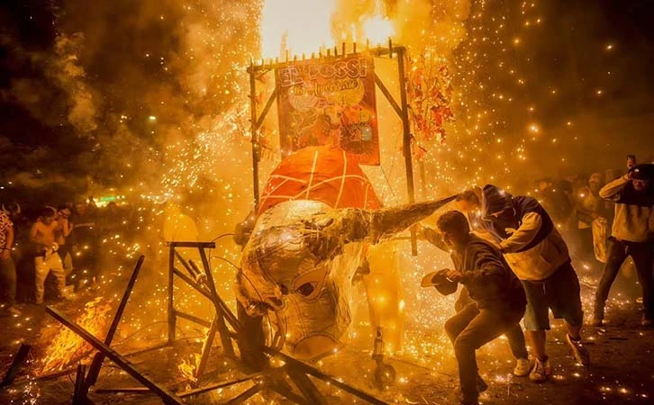 Iván Macías, premio World Press Photo, expone 'Fuego y Fe' en el Metro La Villa-Basílica