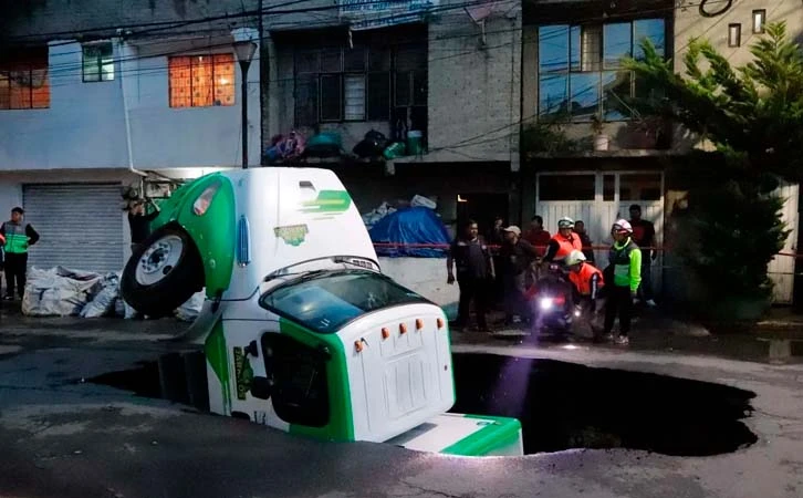 Cae camión repartidor en socavón en la alcaldía Gustavo A. Madero