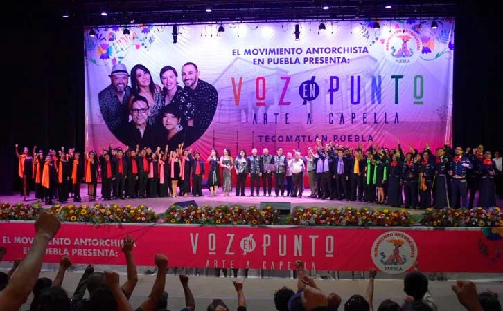 Voz en Punto canta ante campesinos y obreros en Teatro ACM de Tecomatlán