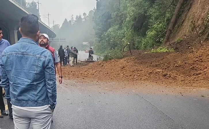 Cierran autopista México-Toluca por deslave