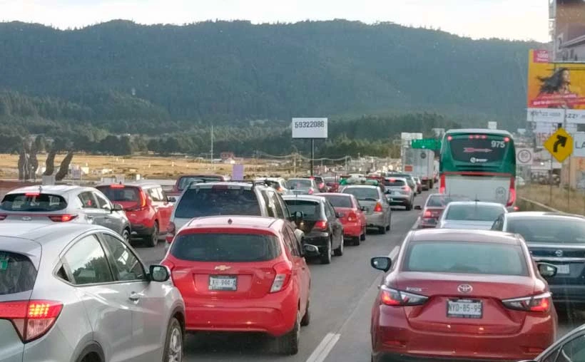 Reportan caos vial de hasta 15 kilómetros en carretera México-Toluca