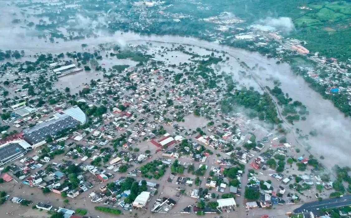 Poza Rica amanece bajo el agua; se desborda río Cazones