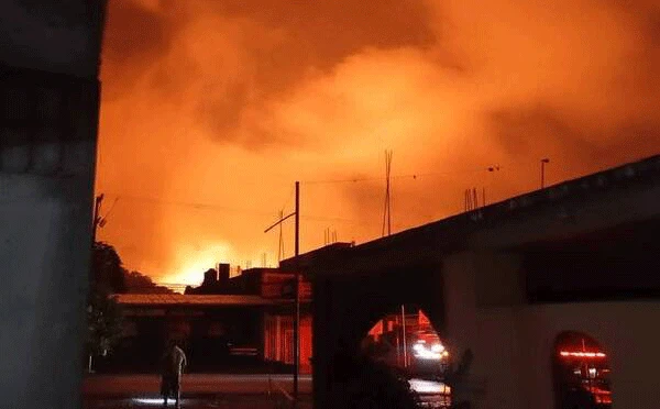 Explosión de ductos de Pemex e inundaciones golpean a Xicotepec, Puebla