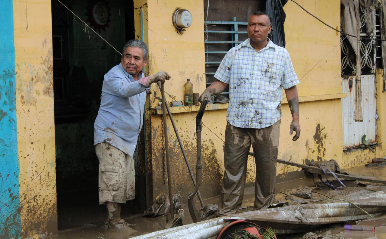 La ayuda no ha llegado a Poza Rica; población se organiza para llevar víveres