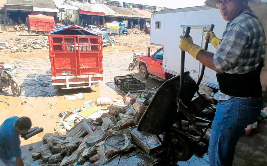 Desastre en la Central de Abastos de Poza Rica: toneladas de alimentos se pierden tras inundación