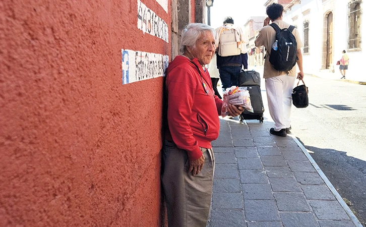 Adultos mayores en busca de ingresos para sobrevivir