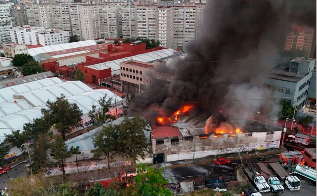 Corto circuito provoca incendio en empresa de embutidos en CDMX